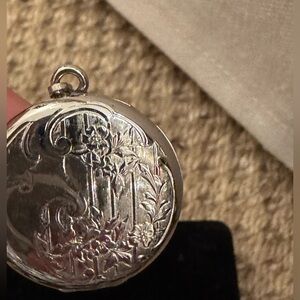 VINTAGE DANECRAFT STERLING SILVER ROUND SHAPED LOCKET / PENDANT FLORAL DESIGN